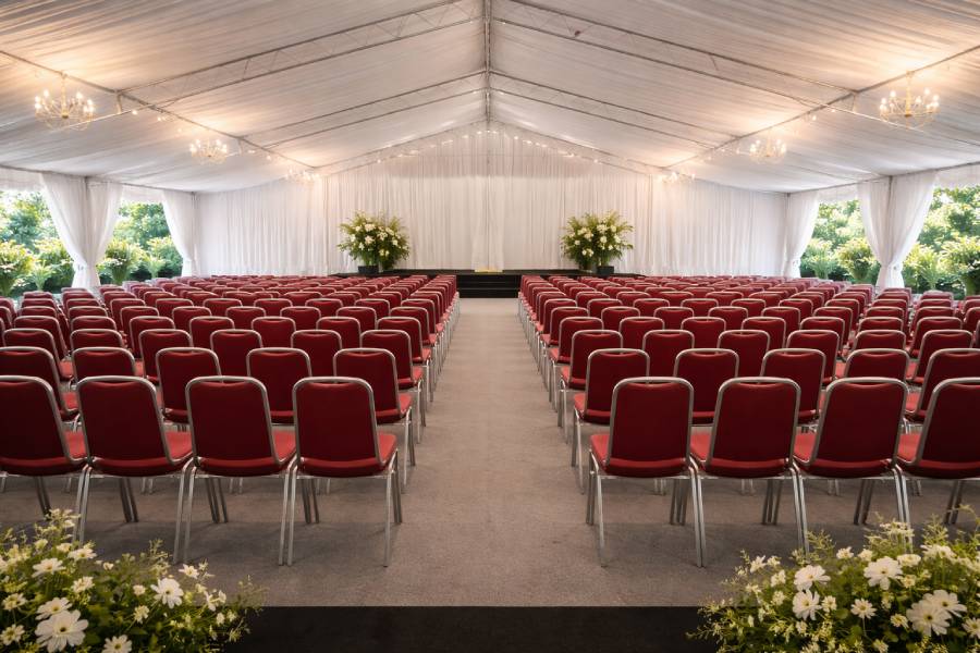 Barisan kursi Futura tertata simetris untuk event wisuda dan upacara resmi di Bekasi Jakarta