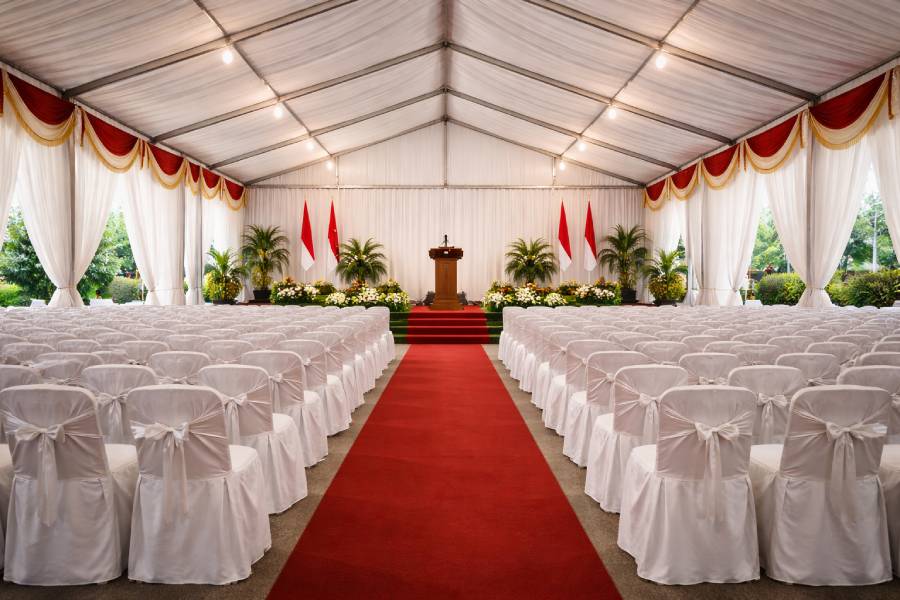 Interior tenda roder dengan tata letak kursi simetris untuk upacara resmi di Bekasi