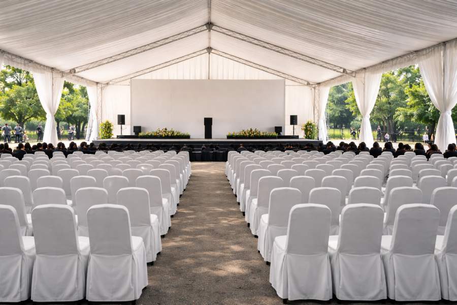 Setup lengkap panggung tenda dan kursi untuk event formal di Bekasi Jakarta Depok