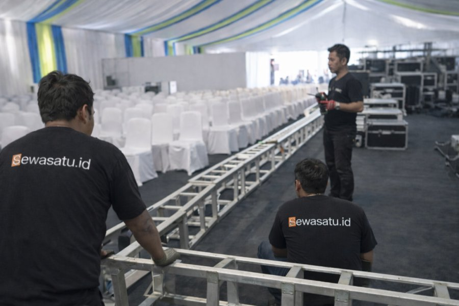Tim profesional SewaSatu setup equipment event di Jabodetabek
